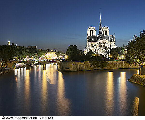 Frankreich  Ile-de-France  Paris  Langzeitbelichtung des Seine-Kanals in der Abenddämmerung mit Notre-Dame de Paris im Hintergrund