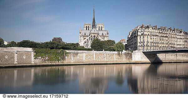 Frankreich  Ile-de-France  Paris  Langzeitbelichtung des Seine-Kanals mit Notre-Dame de Paris im Hintergrund