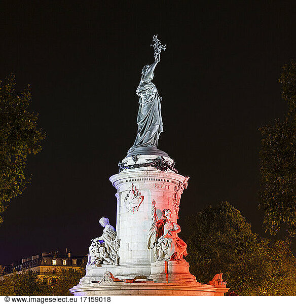 Frankreich  Ile-de-France  Paris  Monument a la Republique am Place de la Republique bei Nacht