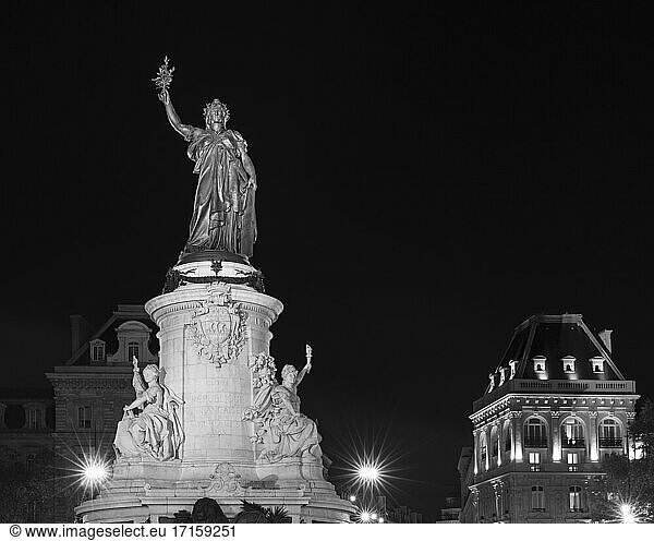 Frankreich  Ile-de-France  Paris  Monument a la Republique am Place de la Republique bei Nacht
