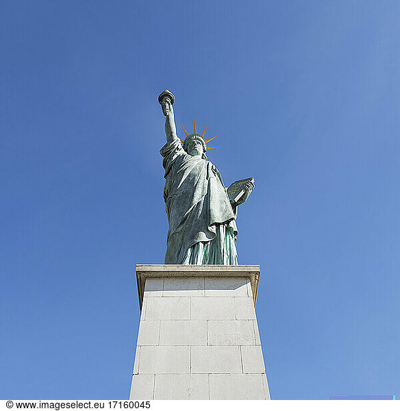 Frankreich  Ile-de-France  Paris  Nachbildung der Freiheitsstatue vor klarem blauen Himmel