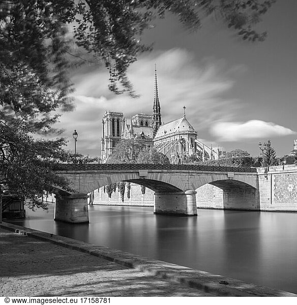 Frankreich  Ile-de-France  Paris  Pont de lArcheveche mit Notre-Dame de Paris im Hintergrund