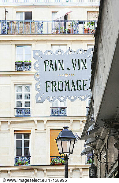 Frankreich  Ile-de-France  Paris  Restaurantschild an einem Wohnhaus