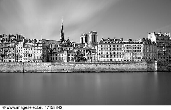 Frankreich  Ile-de-France  Paris  Seine-Kanal mit Wohngebäuden und Notre-Dame de Paris im Hintergrund
