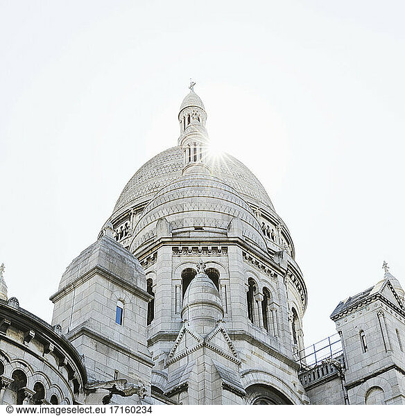 Frankreich  Ile-de-France  Paris  Sonne über der Basilika des Heiligen Herzens von Paris