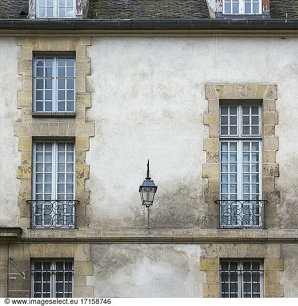 Frankreich  Ile-de-France  Paris  Verglaste Fenster eines alten Wohnhauses