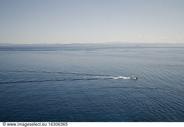 Frankreich  Korsika  Mittelmeer  Blick von Bonifacio  Boot vor der Küste Sardiniens