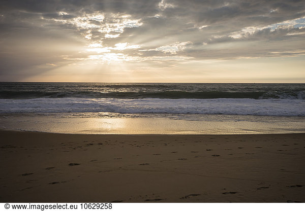 Frankreich  Lacanau Ocean  Strand bei Sonnenuntergang