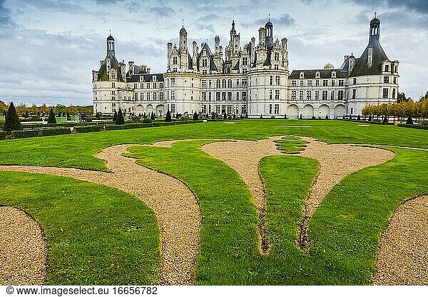 Frankreich Loir-et-Cher (41)  Chambord (UNESCO-Welterbe)  königliches Renaissanceschloss  formale Gärten  die Lilie ist ein Symbol der Monarchie.