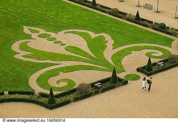 Frankreich Loir-et-Cher (41)  Chambord (UNESCO-Welterbe)  königliches Renaissanceschloss  formale Gärten von der Terrasse aus gesehen  die Lilie ist ein Symbol der Monarchie.