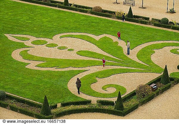 Frankreich Loir-et-Cher (41)  Chambord (UNESCO-Welterbe)  königliches Renaissanceschloss  formale Gärten von der Terrasse aus gesehen  die Lilie ist ein Symbol der Monarchie.