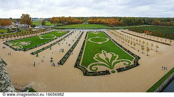 Frankreich  Loir-et-Cher (41)  Chambord (UNESCO-Welterbe)  königliches Schloss aus der Renaissance  französische Gärten von der Terrasse aus gesehen.
