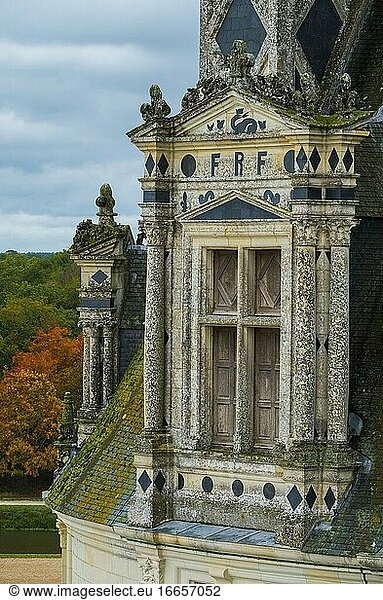 Frankreich  Loir-et-Cher (41)  Chambord (UNESCO-Weltkulturerbe)  königliches Renaissanceschloss  Fenster des königlichen Flügels mit den drei Buchstaben F R F 'Fran?ois Roi de France' auf dem Giebel.