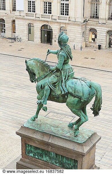 Frankreich  Loiret (45)  Orleans  Martroi-Platz  Bronzestatue von Jeanne d'Arc  auch Jeanne d'Arc 'Die Jungfrau von Orleans'  entworfen von Denis Foyatier.