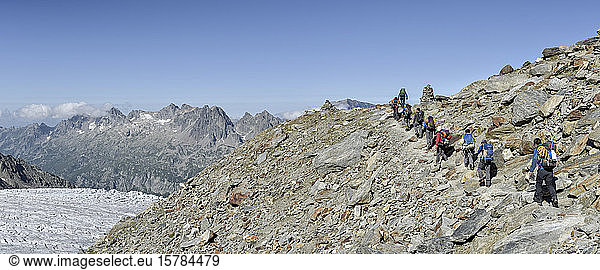 Frankreich  Mont-Blanc-Massiv  Chamonix  Bergsteiger auf dem Weg zur Albert-1er-Hütte