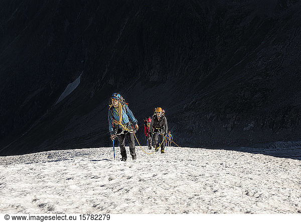 Frankreich  Mont-Blanc-Massiv  Chamonix  Bergsteiger beim Bergsteigen im Schnee
