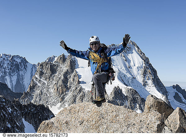 Frankreich  Mont-Blanc-Massiv  Chamonix  Bergsteiger erreicht La Petite Fourche