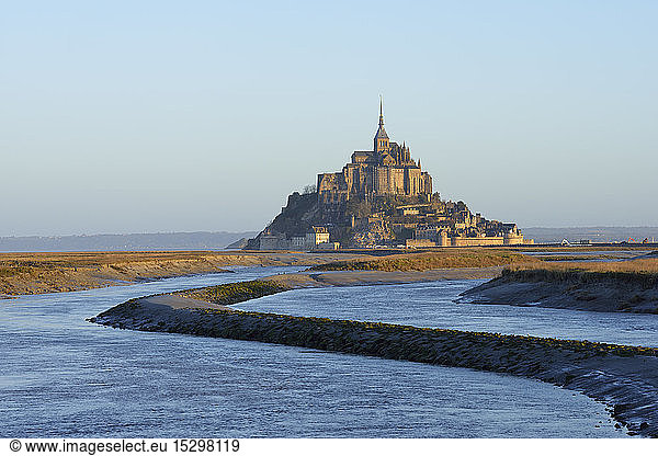 Frankreich  Normandie  Blick auf den Mont Saint-Michel in der morgendlichen Dämmerung