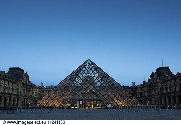 Frankreich  Paris  Louvre  Glaspyramide im Innenhof  blaue Stunde