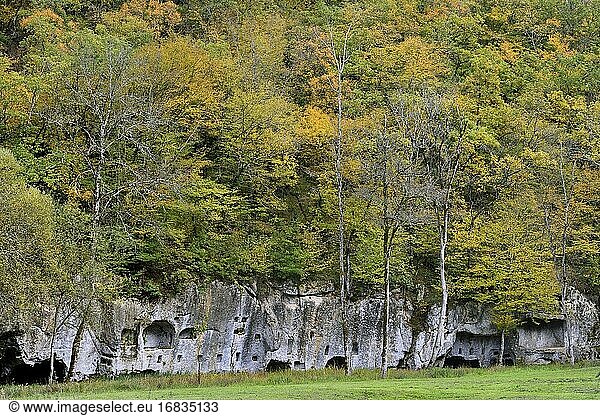 Frankreich  Perigord  Dordogne  Beune-Tal  Umgebung der Burg Commarque  mittelalterliche Höhlenwohnungen.