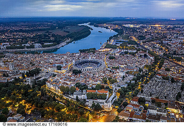Frankreich  Provence-Alpes-Cote dAzur  Arles  Luftaufnahme des Amphitheaters von Arles und der umliegenden Gebäude in der Abenddämmerung