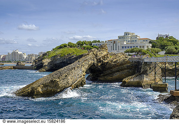 Frankreich  Pyrenäen-Atlantik  Biarritz  Küstenfelsbogen mit Küstenstadt im Hintergrund
