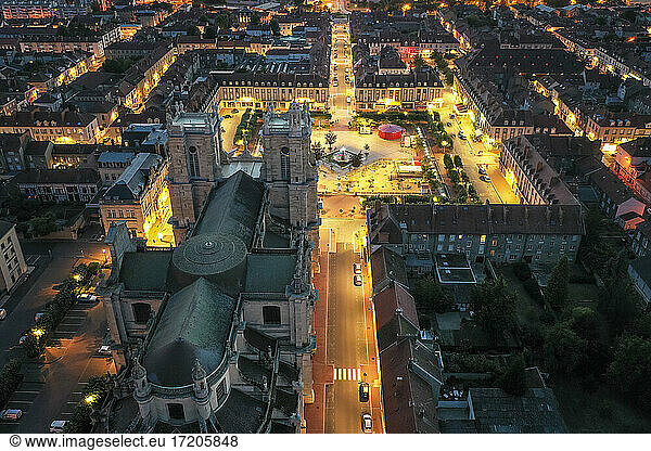Frankreich  Region Grand Est  Vitry le Francois  Beleuchteter Stadtplatz bei Nacht