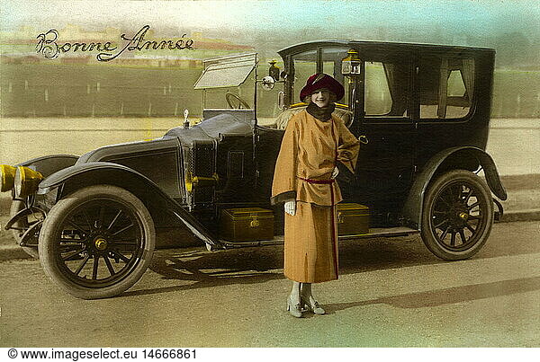 Frankreich  1924  stolze Autobesitzerin  Renault  Luxusauto  Spitzenmodell  reiche Frau  wartet auf ihren Chauffeur  Automobil  feine Gesellschaft  High Socitey  Oberschicht  Dame  Reichtum  Autofahrerin  Auto  PKW  Zwanziger Jahre  20er Jahre