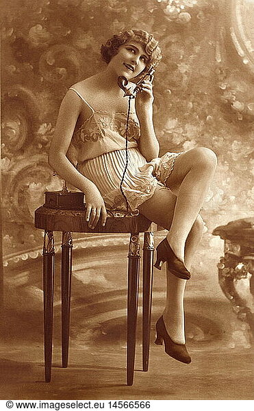 Frankreich  um 1928  Frau beim telefonieren  telefoniert  telephoniert  sexy Pose  erotisch  Beine  Bein  Frauenbeine  Dessous  Telefon  Telefongespraech  Erotik  frivol  Unterwaesche  Zwanziger Jahre  sitzen  20er Jahre