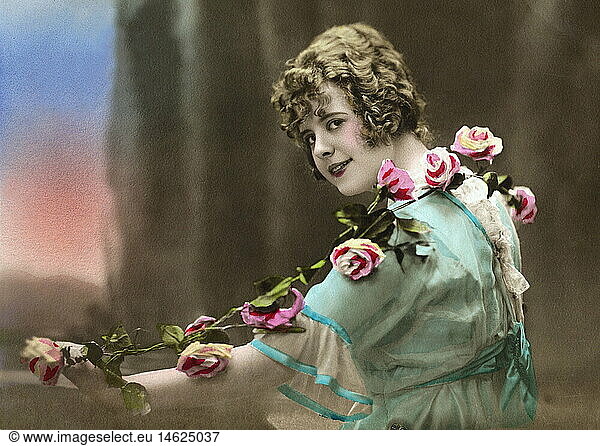 Frankreich  um 1925  Frau mit Rosen umkraenzt  Rose  Blumen sind Geschenk zum Geburtstag  Zwanziger Jahre  20er Jahre