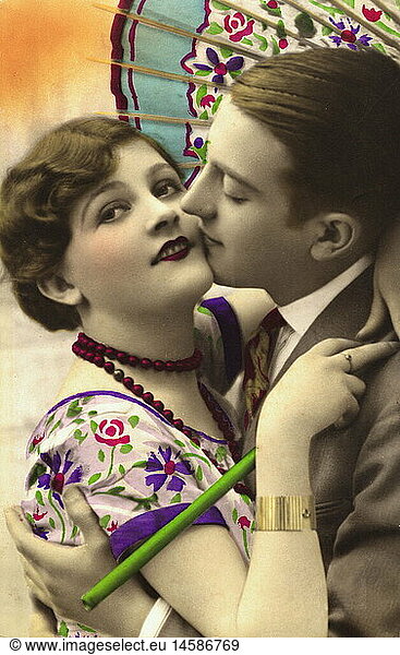 Frankreich  um 1926  Liebespaar  Mann  kuesst  Frau  unter einem Schirm  Kuss  kuessen  Umarmung  umarmen  romantische Liebe  romantisch  Romanze  verliebt  sich verlieben  Verliebte  Rendezvous  Paar  Zaertlichkeit  zaertlich  schmusen  kitschig  Kitsch  Zwanziger Jahre  20er Jahre