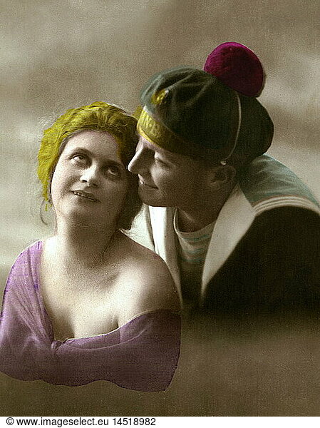 Frankreich  um 1917  Liebespaar  verliebt  Verliebte  Paar  Matrose  Braut  Seemannsbraut  Frau  schmachtender Blick  Augen  Zaertlichkeit  zaertlich  Liebesgestaendnis