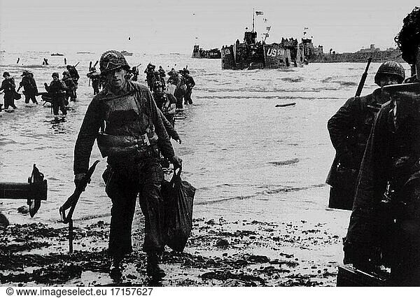 FRANKREICH Utah Beach -- 06. Juni 1944 -- Invasion.Amerikanische Angriffstruppen bewegen sich am D-Day während der Operation Overlord auf Utah Beach  Normandie  Frankreich. US Army Foto (Freigegeben) -- Bild von Wall / Lightroom Photos / US Army.