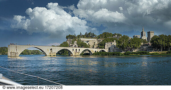 Frankreich  Vaucluse  Avignon  Wolkenpanorama über Rhone und Pont Saint-Benezet