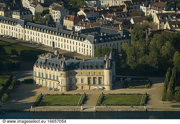 Frankreich  Yvelines (78)  Rambouillet  Schloss Rambouillet  hinten links Ehemalige Stallungen des Grafen von Toulouse auch Caserne des Gardes genannt (Luftaufnahme).