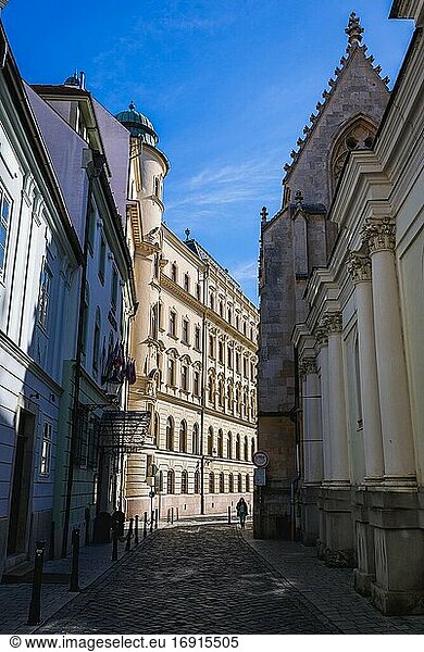Frantiskanska-Straße in der Altstadt von Bratislava  Slowakei  Ansicht mit der Franziskanerkirche auf der rechten Seite.