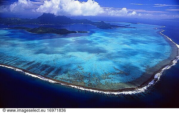 Französisch-Polynesien: Helikopterflug und Luftaufnahme von der Insel Bora Bora.
