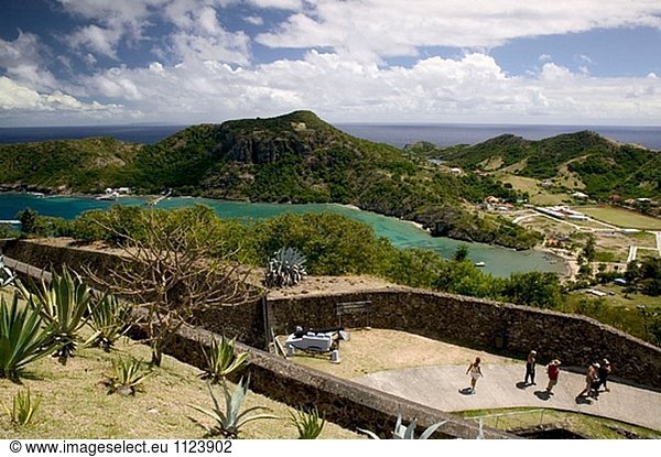 Französische Antillen (FWI)  Guadeloupe  Les-Saintes-Inseln  Terre-de-Haut: Bourg Des Saintes  Mitte des 19 Jahrhundert Fort Napoleon. Ansicht ot die Stadt & Besucher