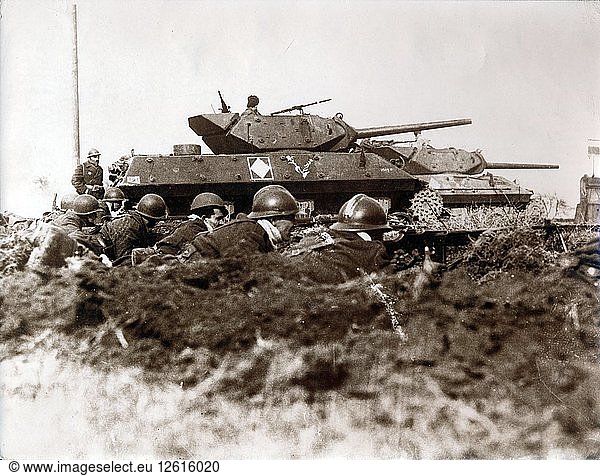 Französische Panzer und Soldaten an der Front  Elsass  Frankreich  Zweiter Weltkrieg  1944. Künstler: Unbekannt