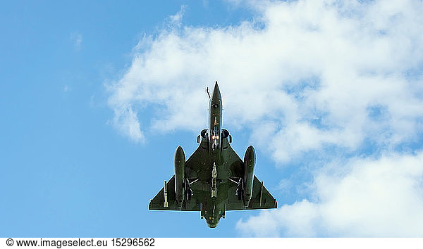 Französisches Mirage 2000-Kampfflugzeug  das an der NATO-Übung Frysian flag teilnimmt  Tiefwinkel gegen blauen Himmel  Niederlande