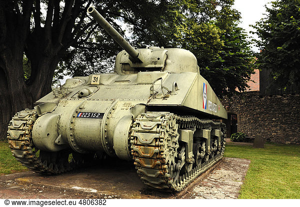Französisches Panzerdenkmal Renard des zweiten Weltkrieges 1944 vor der Stadtmauer  Route du Vin  Kientzheim  Elsass  Frankreich  Europa