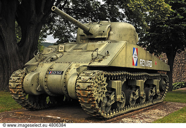 Französisches Panzerdenkmal Renard des zweiten Weltkrieges 1944 vor der Stadtmauer  Route du Vin  Kientzheim  Elsass  Frankreich  Europa