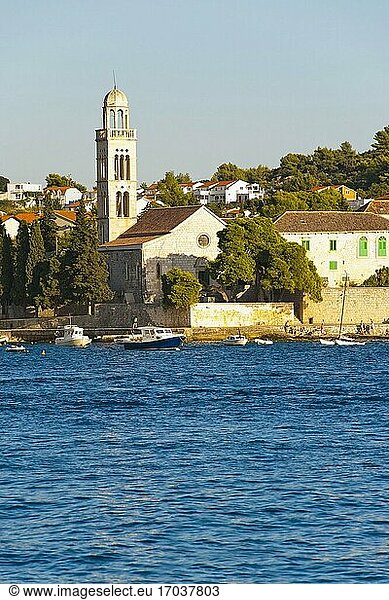 Franziskanerkloster  Stadt Hvar  Insel Hvar  dalmatinische Küste  Kroatien. Dies ist ein Foto des Franziskanerklosters in der Stadt Hvar auf der Insel Hvar  Dalmatien  Kroatien. Das Franziskanerkloster ist ein schönes Kloster aus dem 15. Jahrhundert im Zentrum der Stadt Hvar.