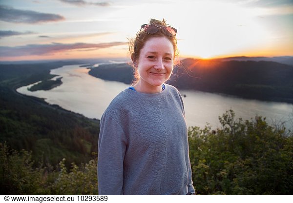 Frau am Berg bei Sonnenuntergang  Angel's Rest  Columbia River Gorge  Oregon  USA