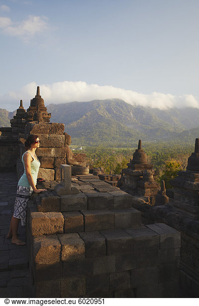 Frau am Borobudur  UNESCO Weltkulturerbe  Java  Indonesien  Südostasien  Asien