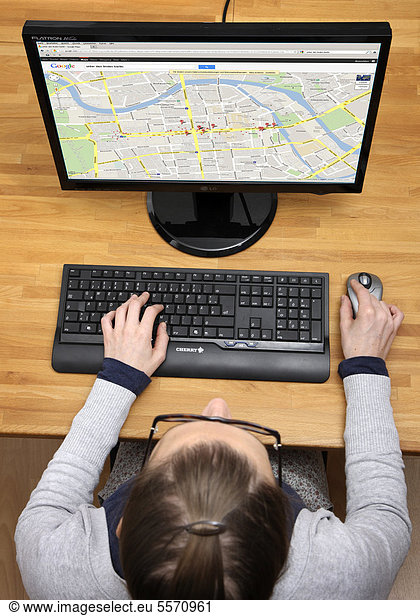 Frau am Computer surft im Internet  Web-Recherche  Google Maps