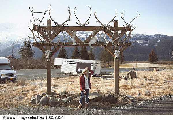 Frau am Torbogen mit Tierschädeln  Gürtelholz  Anchorage  Alaska