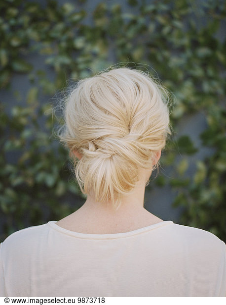 Frau arrangieren binden blond Haar
