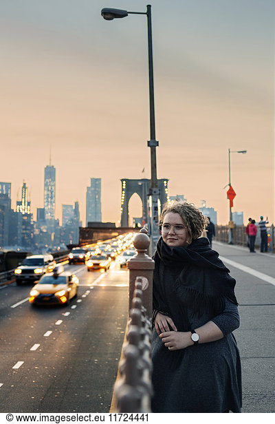 Frau auf Brücke stehend
