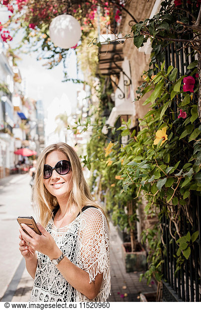 Frau auf der Straße schaut lächelnd in die Kamera  Altstadt von Marbella  Spanien